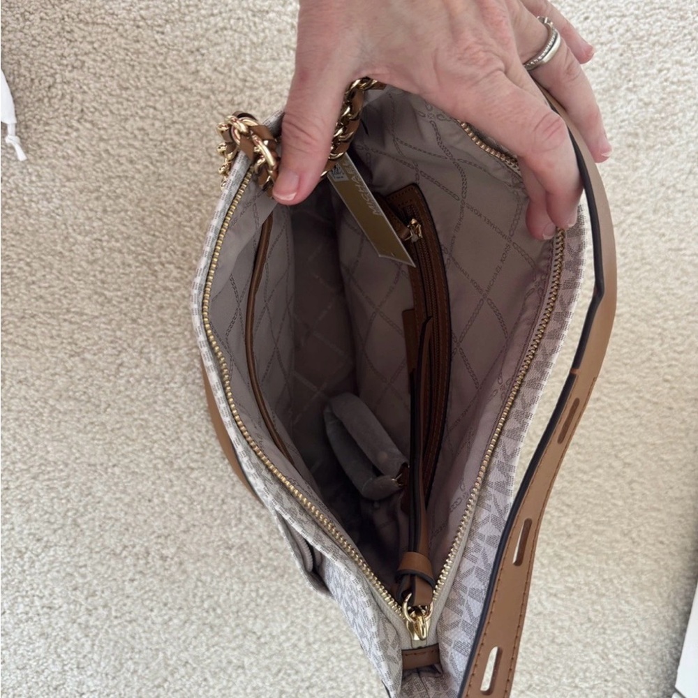 Michael Kors Reese Large Signature Shoulder Bag Vanilla/Acorn/Gold NWT - Picture 2 of 5